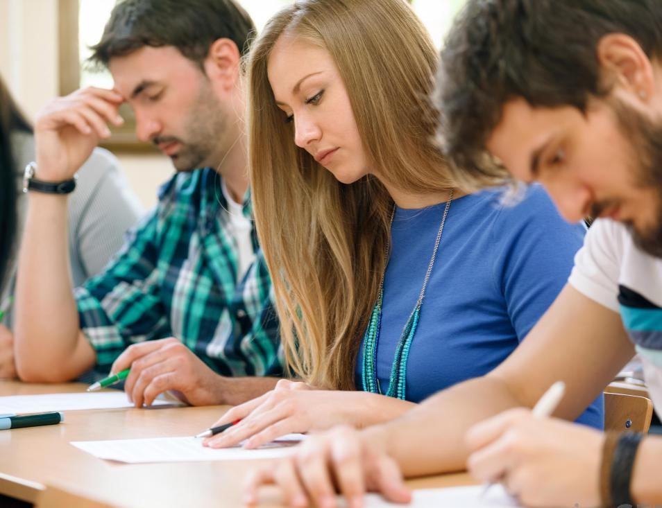 Teste de inglês para recrutamento Estudantes em mesa de sala de aula